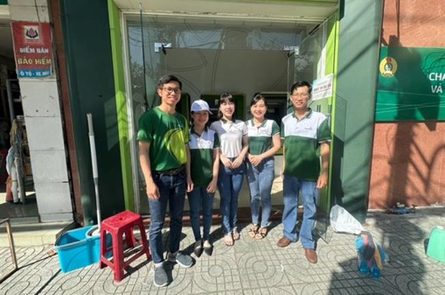 Chi đoàn Vietcombank Tiền Giang dọn vệ sinh ATM hưởng ứng chương trình ngày chủ nhật xanh năm 2023