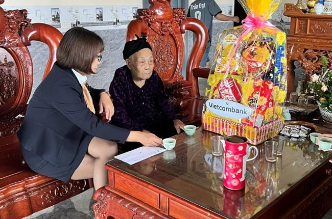 Vietcombank Lâm Đồng thăm, tặng quà Mẹ Việt Nam Anh hùng nhân ngày 27/7