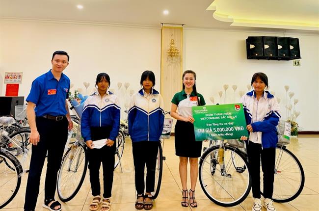 Đoàn thanh niên Vietcombank Bắc Gia Lai tặng xe đạp cho trẻ em nghèo