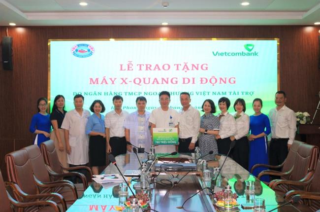 Vietcombank trao tặng máy Xquang di động kỹ thuật số cho Bệnh viện Hữu nghị Việt Tiệp