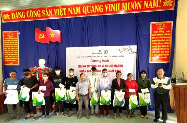 Vietcombank Kon Tum trao 1.000 suất quà cùng người nghèo đón Tết