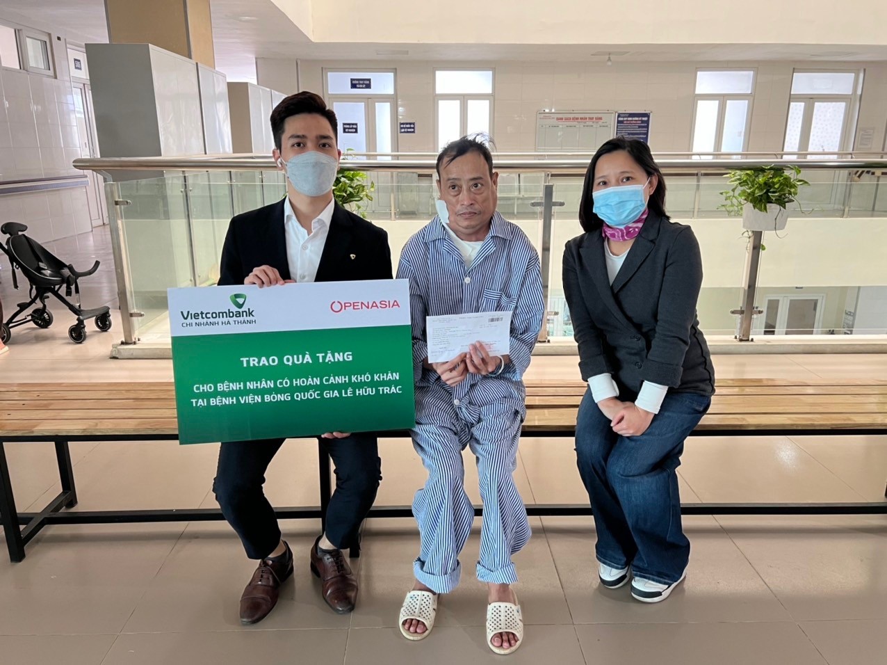 Vietcombank Hà Thành phối hợp với khách hàng tặng quà cho bệnh nhân hoàn cảnh khó khăn tại Viện Bỏng Quốc gia Lê Hữu Trác