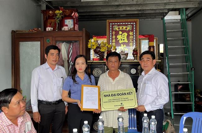 Vietcombank Cà Mau trao nhà đại đoàn kết cho hộ nghèo