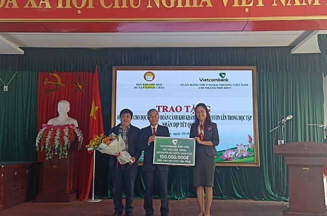  Vietcombank Phố Hiến trao tặng học bổng cho học sinh có hoàn cảnh khó khăn nhân dịp xuân Quý Mão 2023