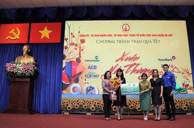Vietcombank Tân Sơn Nhất tặng 100 phần quà Tết cho người khó khăn, trẻ em mồ côi tại quận Gò Vấp