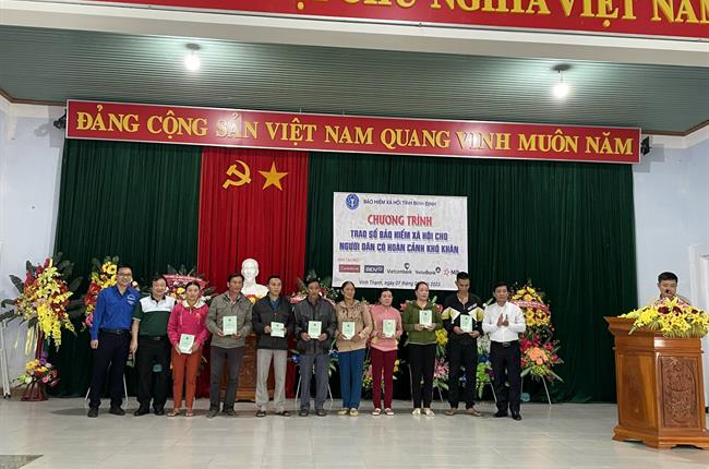 Vietcombank Bình Định trao tặng sổ bảo hiểm xã hội cho người dân có hoàn cảnh khó khăn nhân dịp Tết Nguyên đán 2023