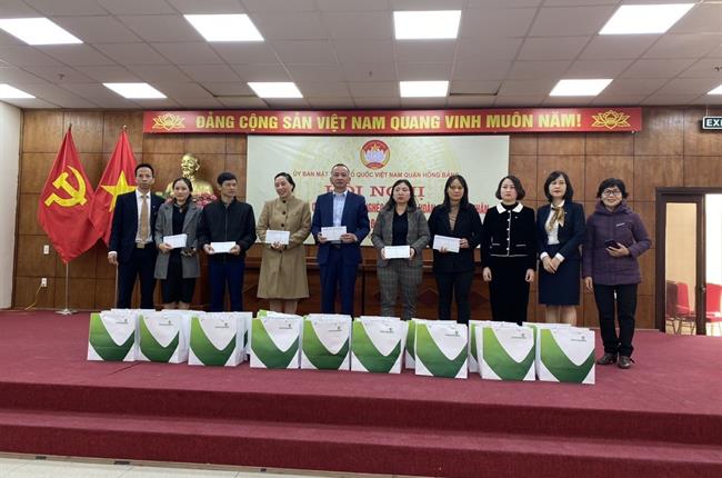  Vietcombank Nam Hải Phòng trao quà Tết Xuân Quý Mão  cho hộ gia đình có hoàn cảnh khó khăn