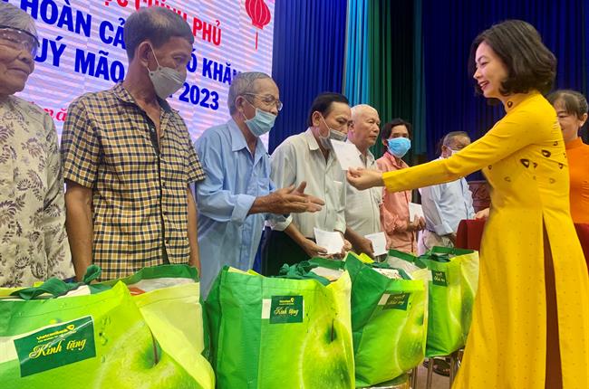 Vietcombank TP. Hồ Chí Minh tặng quà tết cho các hộ gia đình khó khăn tại tỉnh Long An