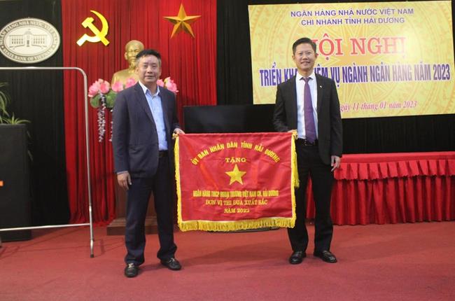 Vietcombank Hải Dương nhận cờ thi đua xuất sắc của UBND tỉnh Hải Dương