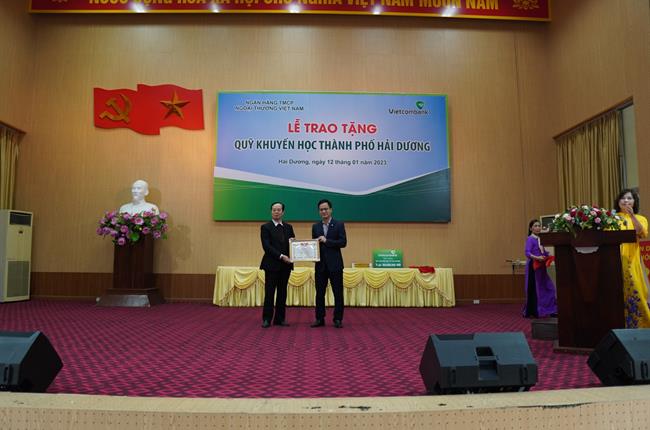 Vietcombank tặng 600 triệu đồng cho quỹ khuyến học thành phố Hải Dương và huyện Gia Lộc