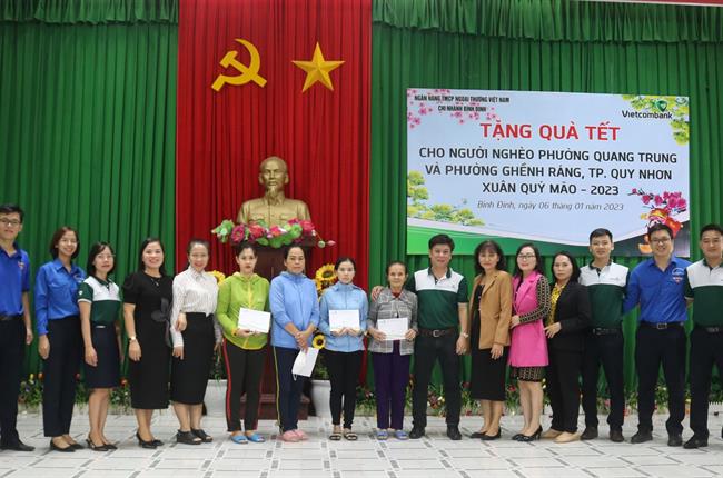Vietcombank Bình Định thăm Mẹ Việt Nam anh hùng và tặng quà hộ nghèo, người có công nhân dịp Tết Nguyên đán Quý Mão 2023