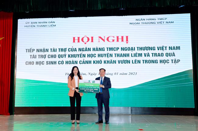 Vietcombank tặng 3 tỷ đồng cho quỹ khuyến học huyện Thanh Liêm, tỉnh Hà Nam và trao quà đến học sinh có hoàn cảnh khó khăn