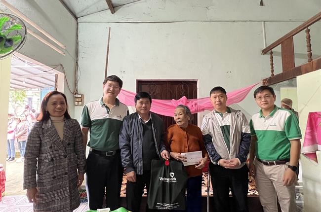 Chi bộ 4, Đảng bộ bộ phận Ban Kiểm tra nội bộ Vietcombank tổ chức thăm Mẹ Việt Nam anh hùng và tặng quà hộ nghèo nhân dịp xuân Quý Mão 2023.