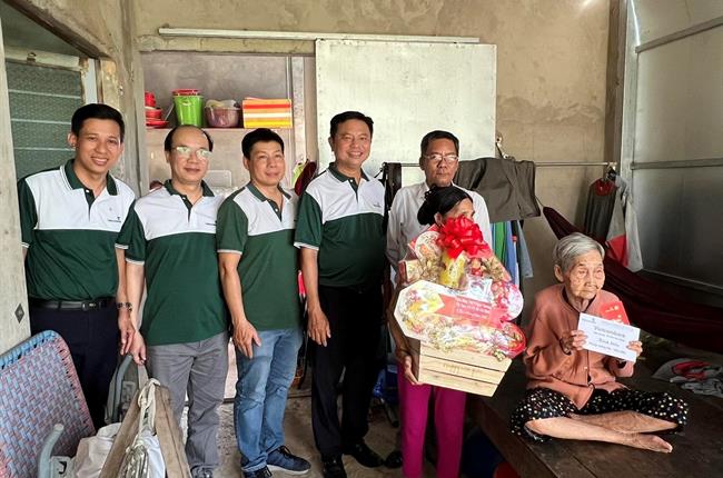 Vietcombank Tp Hồ Chí Minh trao quà tết Quý Mão cho các hộ gia đình khó khăn,  thăm hỏi và tặng quà các Mẹ VNAH tại tỉnh Tây Ninh và Bến Tre