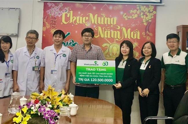 Vietcombank Phú Yên trao quà Tết cho người nghèo