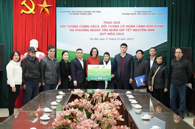 Vietcombank Thăng Long thực hiện các chương trình an sinh xã hội nhân dịp Tết Nguyên đán Quý Mão 2023