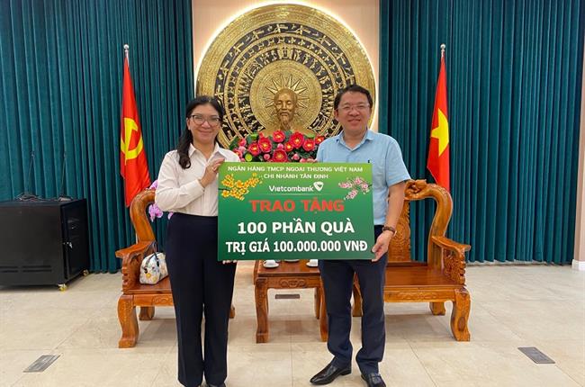 Vietcombank Tân Định tặng 197 phần quà Tết cho người dân có hoàn cảnh khó khăn trên địa bàn
