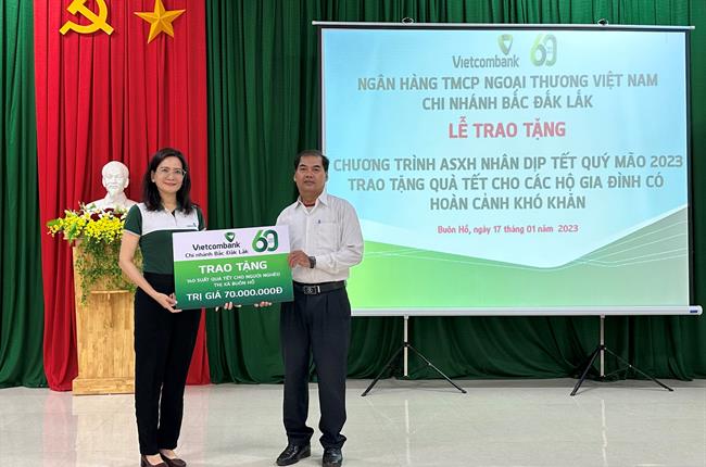Vietcombank Bắc Đắk Lắk tặng quà Tết cho các gia đình có hoàn cảnh khó khăn