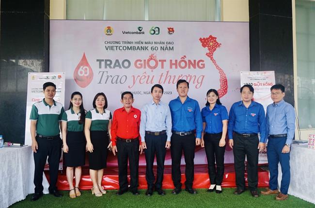 Đoàn cơ sở Vietcombank Bình Phước tổ chức chương trình hiến máu tình nguyện “Trao giọt hồng - Trao yêu thương” năm 2023