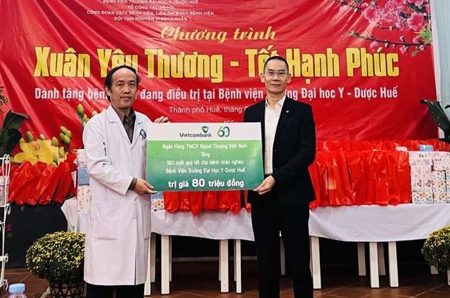 Công đoàn cơ sở Vietcombank Huế trao hơn 1000 suất quà Tết cho người nghèo 