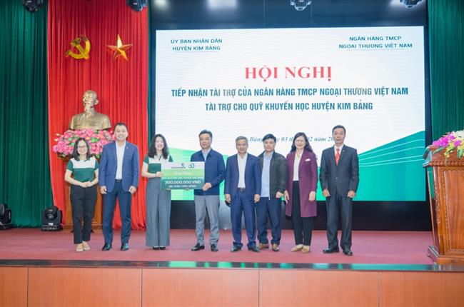 Trung tâm hỗ trợ khách hàng Vietcombank trao tặng quà cho quỹ khuyến học và học sinh tiêu biểu huyện Kim Bảng, tỉnh Hà Nam