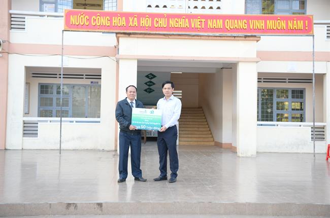 Vietcombank Gia Lai tài trợ thiết bị phục vụ công tác dạy và học cho Trường THCS Nguyễn Du