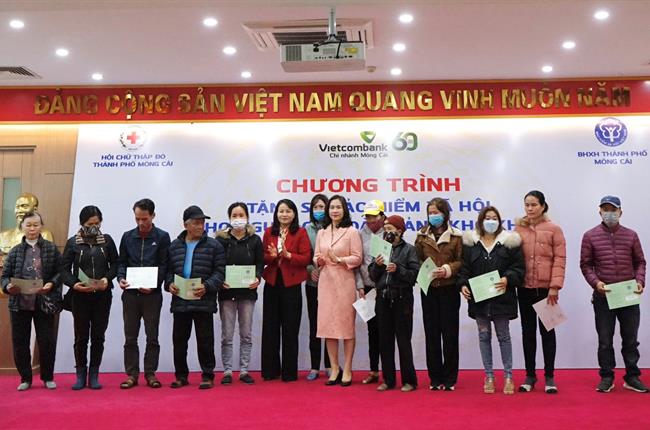 Vietcombank Móng Cái trao tặng sổ BHXH cho người dân có hoàn cảnh khó khăn