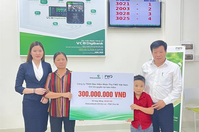 Vietcombank Gia Lai phối hợp cùng FWD Việt Nam chi trả quyền lợi bảo hiểm cho khách hàng