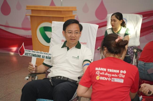 Vietcombank Quảng Ngãi tổ chức ngày hội hiến máu “Trao giọt hồng - Trao yêu thương”