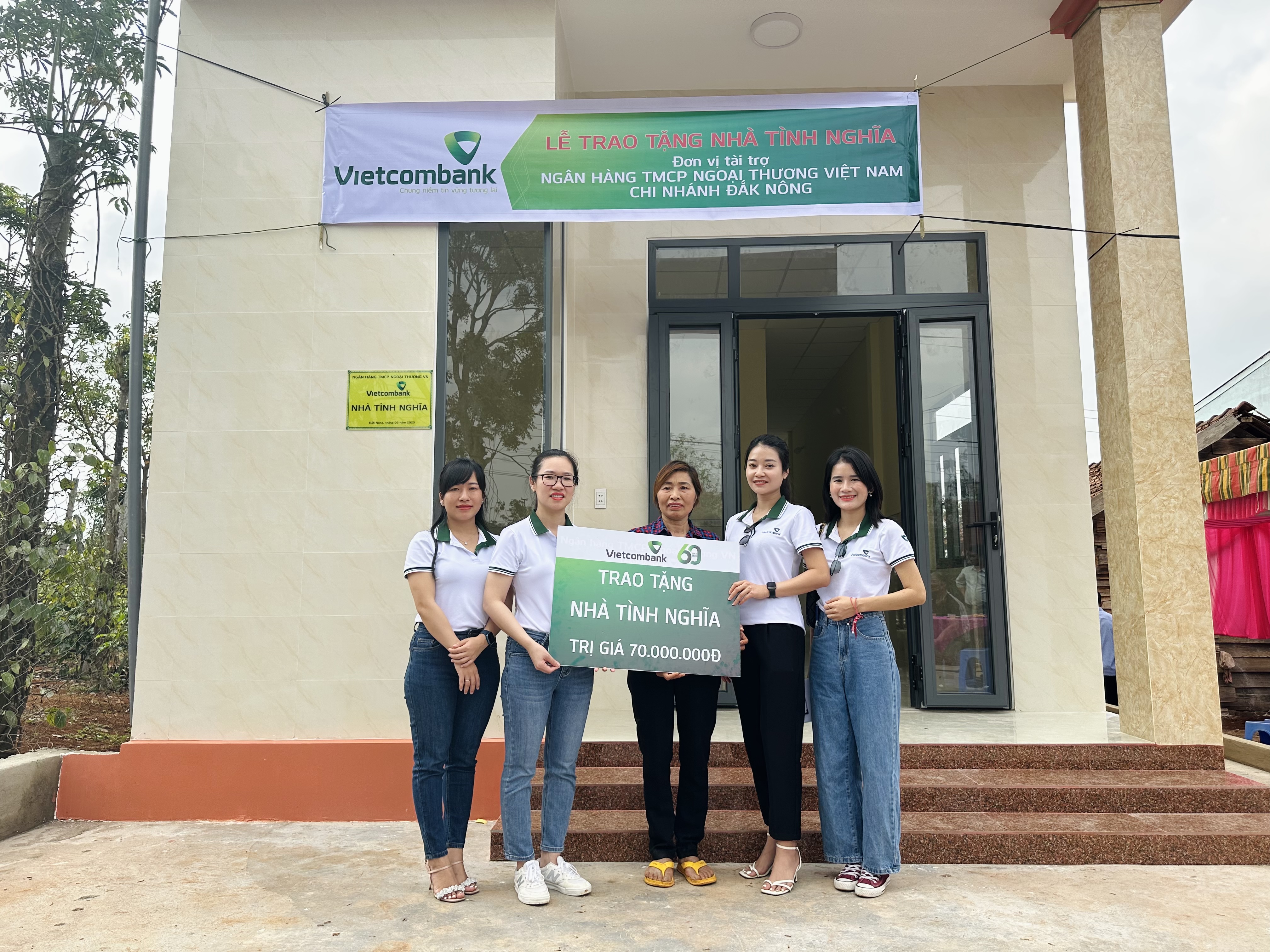Vietcombank Đăk Nông trao tặng nhà tình nghĩa cho gia đình cựu chiến binh có hoàn cảnh khó khăn