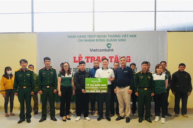 Vietcombank Đông Quảng Ninh trao tặng quà cho các hộ dân biên giới huyện Bình Liêu, tỉnh Quảng Ninh 