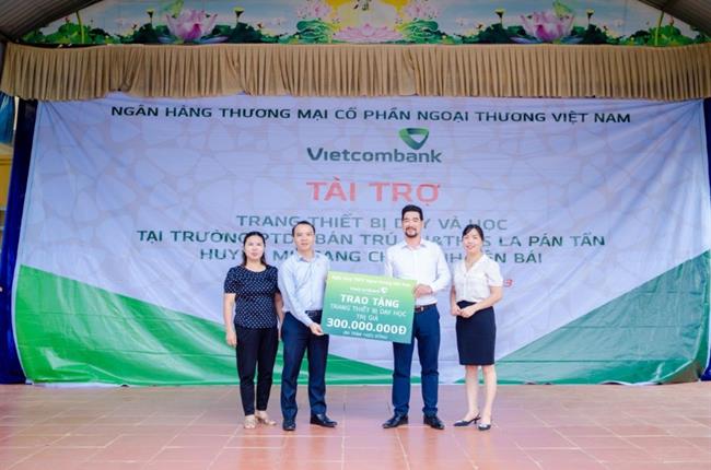 Vietcombank và lớp trung cấp lý luận chính trị khóa 162 trao tặng an sinh xã hội tại tỉnh Yên Bái