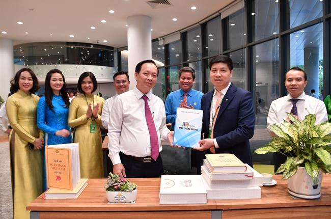 Vietcombank tổ chức lễ phát động văn hóa đọc và đón nhận sách cho tủ sách Công đoàn
