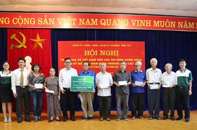 Vietcombank Hoàng Mai tặng quà nhân kỷ niệm ngày thương binh liệt sĩ 27/7
