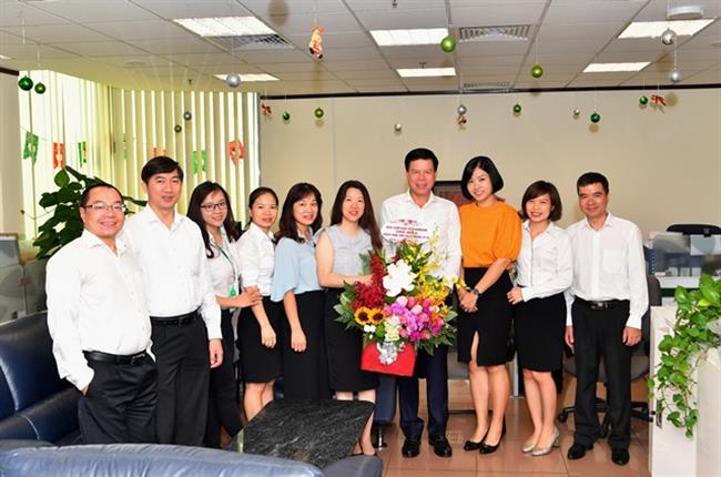 Ban lãnh đạo Vietcombank chúc mừng đội ngũ những người làm công tác báo chí Vietcombank 