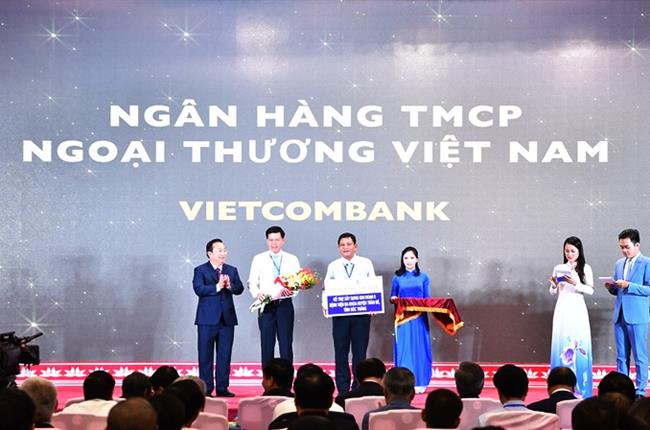 Vietcombank trao văn bản cam kết tín dụng cho 3 doanh nghiệp và an sinh xã hội cho lĩnh vực y tế tại Hội nghị Xúc tiến đầu tư tỉnh Sóc Trăng năm 2018