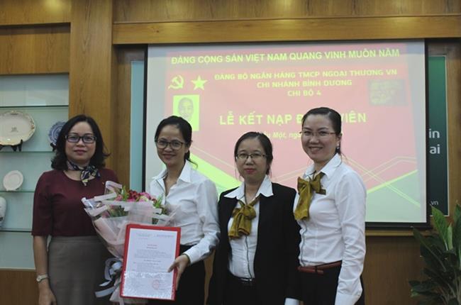 Vietcombank Bình Dương tổ chức Lễ kết nạp đảng viên mới