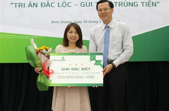 Vietcombank Bình Dương trao thưởng khách hàng trúng giải Đặc biệt của Chương trình “Tri ân đắc lộc, gửi tiền trúng tiền”