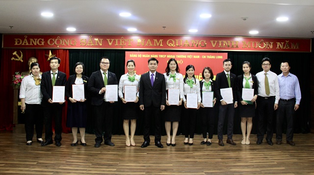 Vietcombank Thăng Long kết nạp đảng viên mới