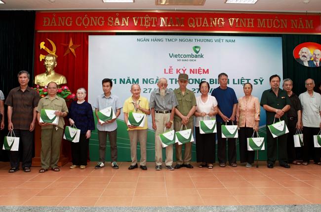 Vietcombank Sở giao dịch tổ chức Lễ kỷ niệm 71 năm ngày Thương binh Liệt sĩ
