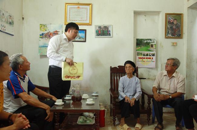 Vietcombank Phú Thọ thăm hỏi, tặng quà các thương bệnh binh và hỗ trợ gia đình liệt sĩ