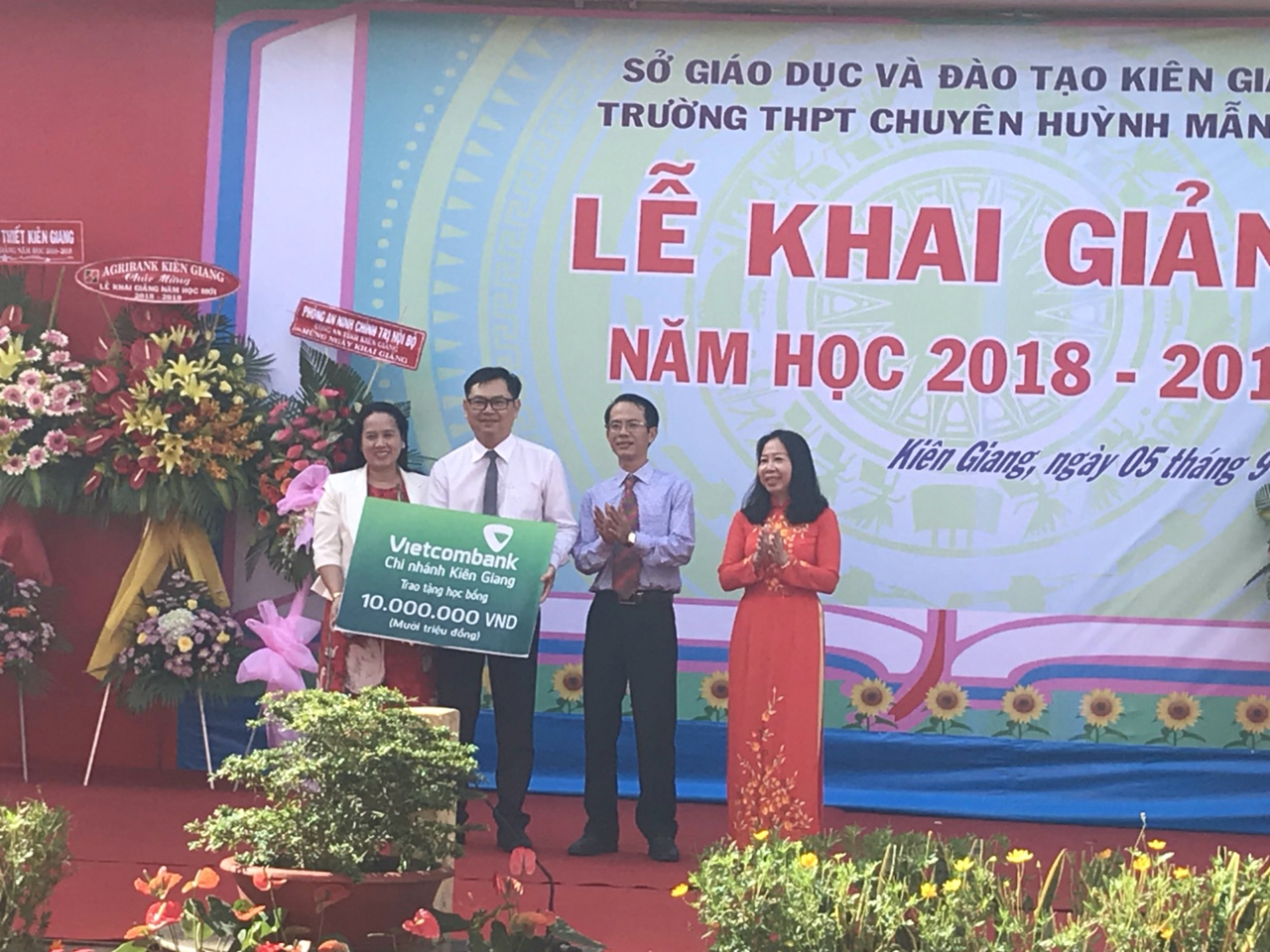 Vietcombank Kiên Giang trao Học bổng trường THPT chuyên Huỳnh Mẫn Đạt, tỉnh Kiên Giang