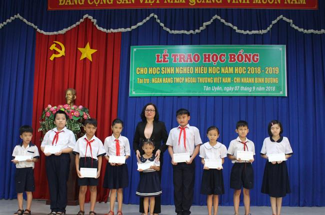 Vietcombank Bình Dương trao học bổng cho học sinh nghèo hiếu học tại thị xã Tân Uyên, tỉnh Bình Dương