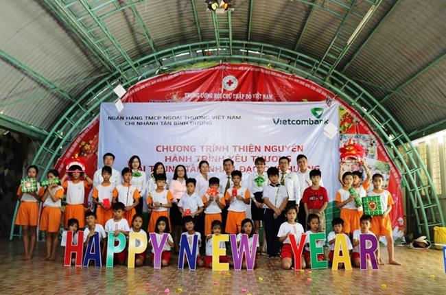 Vietcombank Tân Bình Dương tặng quà cho trẻ em tại Trung tâm Nhân đạo nuôi dạy trẻ em mồ côi khuyết tật Quê hương