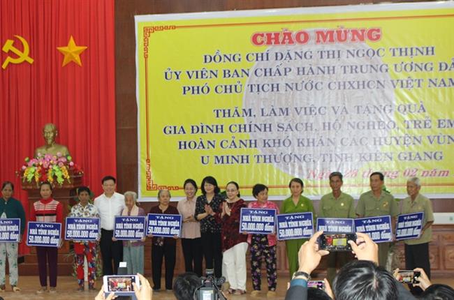 Vietcombank trao tặng 10 căn nhà tình nghĩa trị giá 500 triệu đồng cho gia đình chính sách, hộ nghèo tại tỉnh Kiên Giang