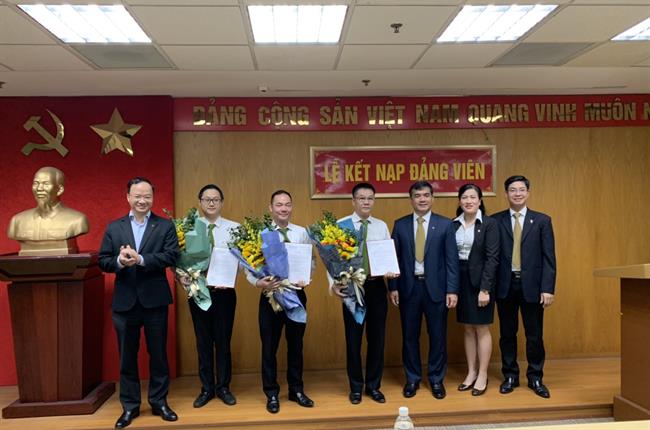 Lễ kết nạp Đảng viên mới năm 2019 của Chi bộ 2 thuộc Đảng bộ Vietcombank TSC