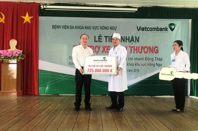 Vietcombank Đồng Tháp trao tặng xe cứu thương cho Bệnh viện Đa khoa khu vực Hồng Ngự với tổng trị giá 725 triệu đồng