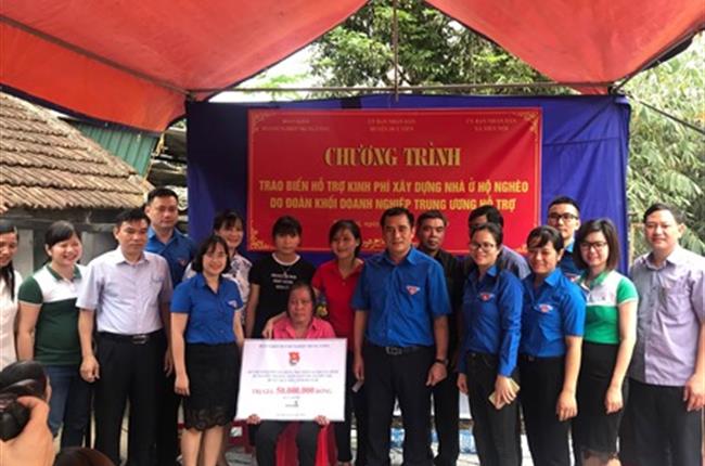 Đoàn thanh niên Vietcombank trao tặng Nhà nhân ái cho người nghèo tại Hà Nam