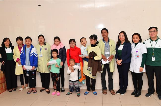 Vietcombank thăm hỏi và tặng quà cho bệnh nhân có hoàn cảnh khó khăn tại bệnh viện K cơ sở 3 Tân Triều