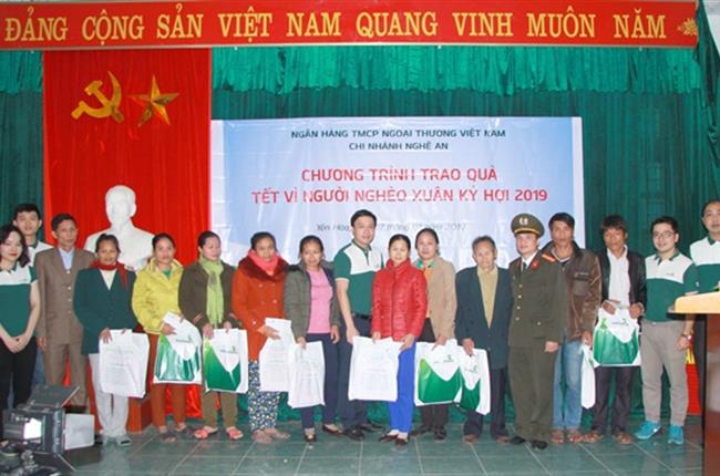 Vietcombank Nghệ An tặng 220 suất quà cho các hộ nghèo trên địa bàn tỉnh Nghệ An